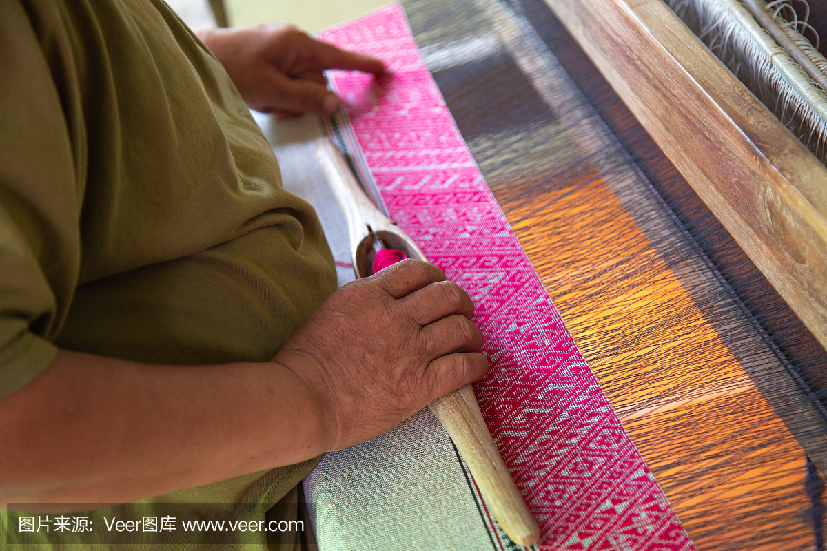 老妇人的双手编织,古老的编织方法。